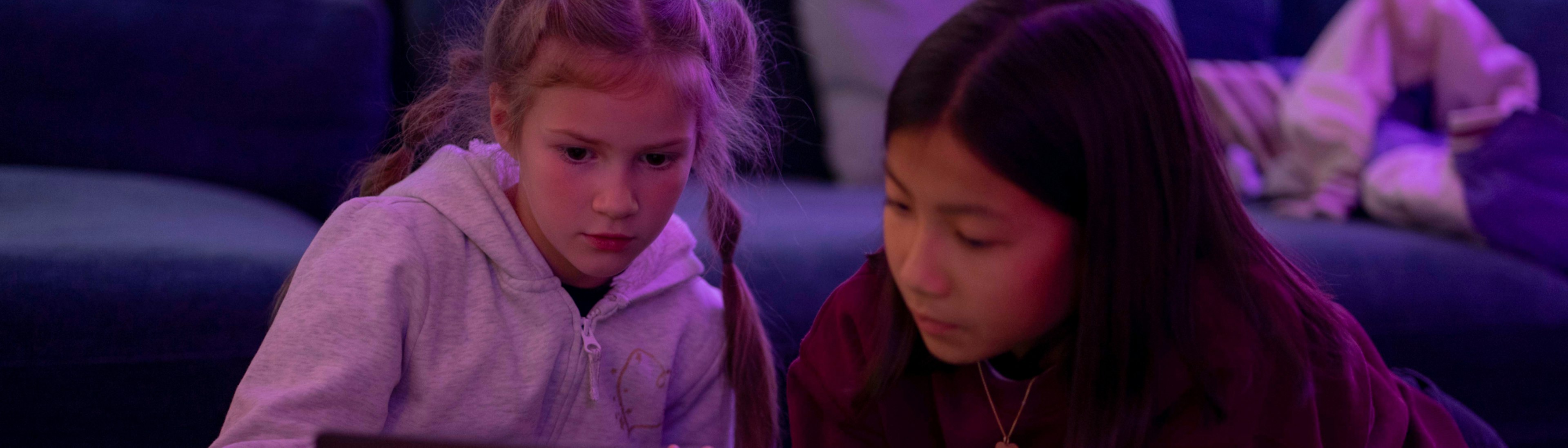 ZFF für Kinder auf einen Blick Zwei Mädchen arbeiten gemeinsam an einem Laptop