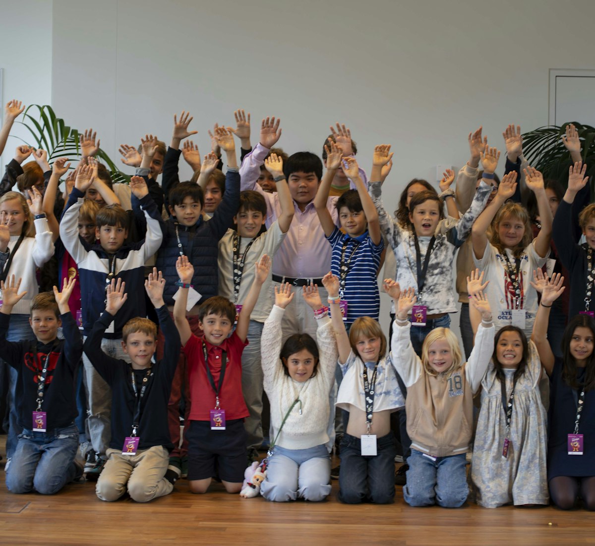 Kinderjury Kindergruppe streckt freudig die Hände nach oben