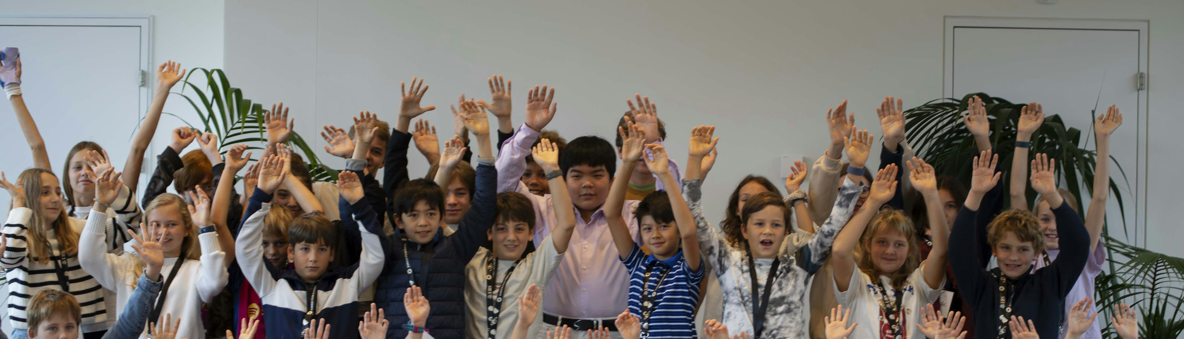 Kinderjury Kindergruppe streckt freudig die Hände nach oben