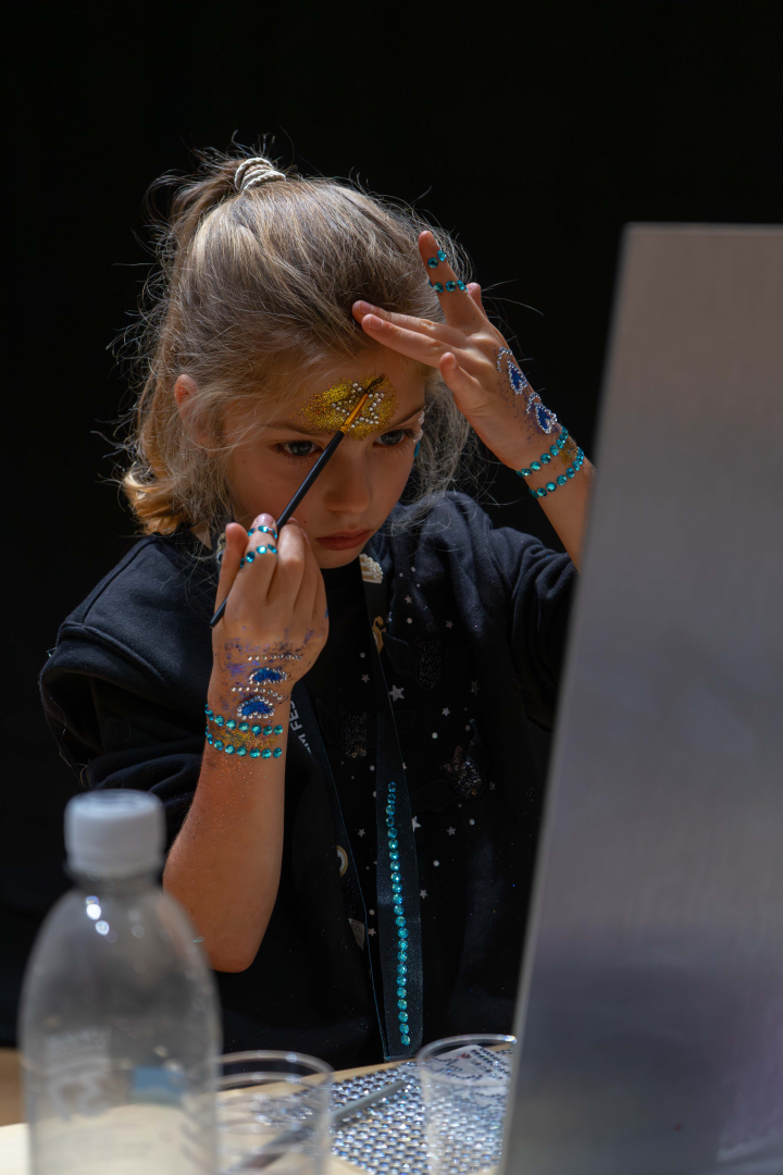 Ein Kind schminkt sich