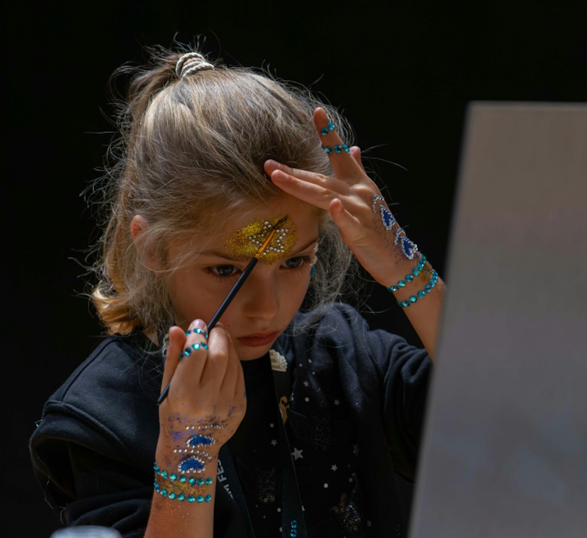 Workshops Ein Kind schminkt sich