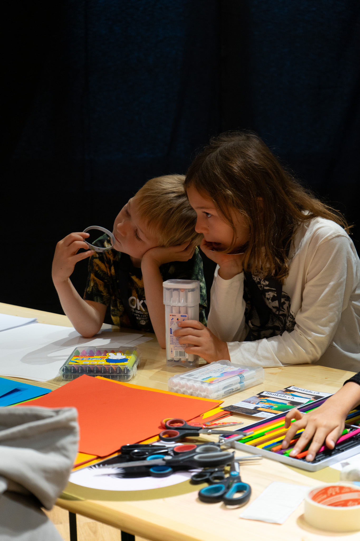 Zwei Kinder hören aufmerksam zu
