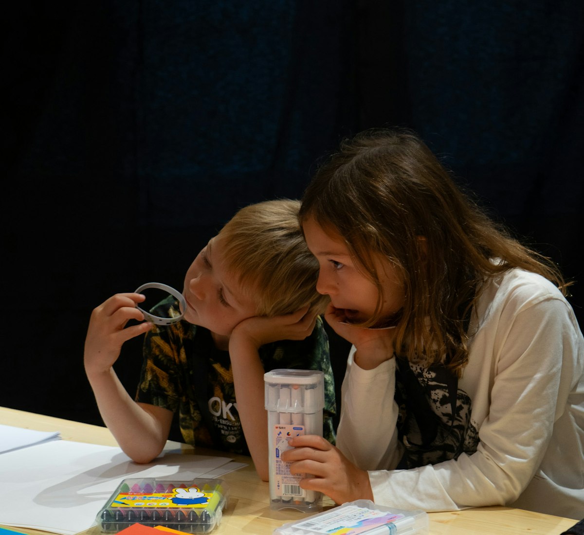 Kinder Filmprogramm Zwei Kinder hören aufmerksam zu