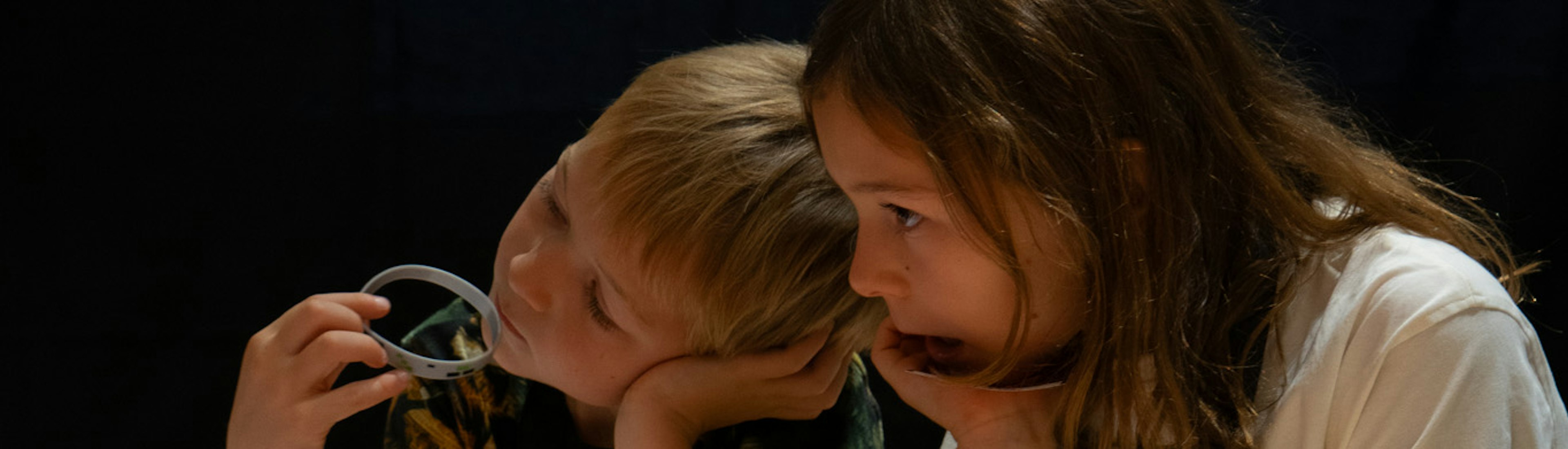 Kinder Filmprogramm Zwei Kinder hören aufmerksam zu
