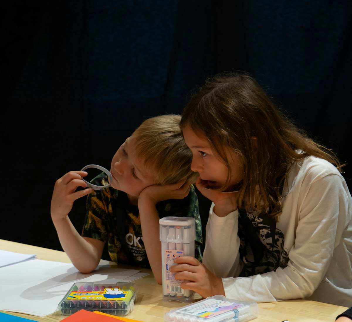 Kinder Filmprogramm Zwei Kinder hören aufmerksam zu