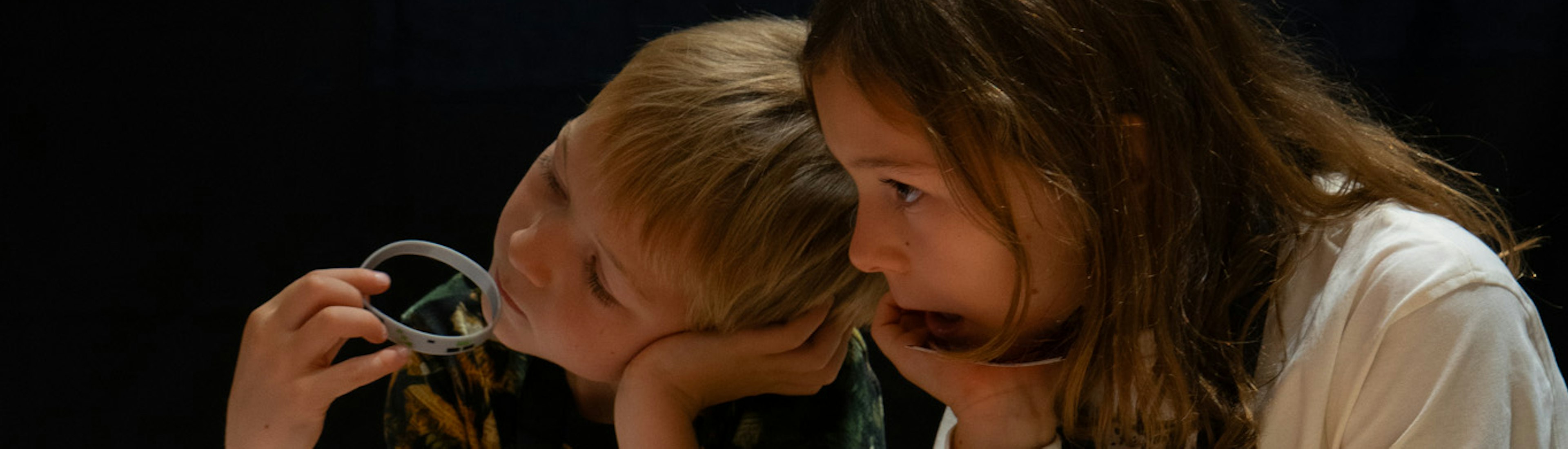 Kinder Filmprogramm Zwei Kinder hören aufmerksam zu