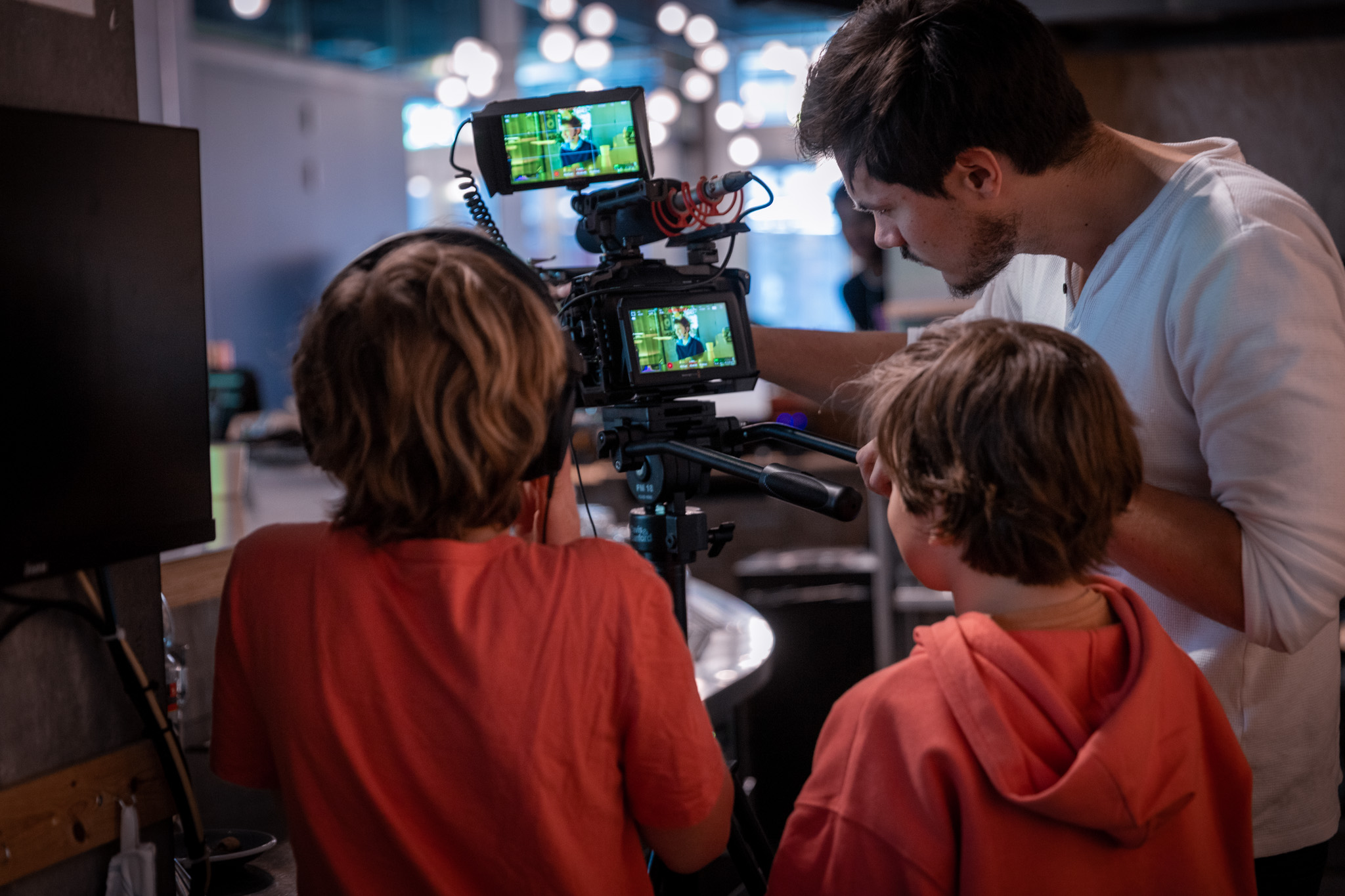 Kinder mit professioneller Kamera