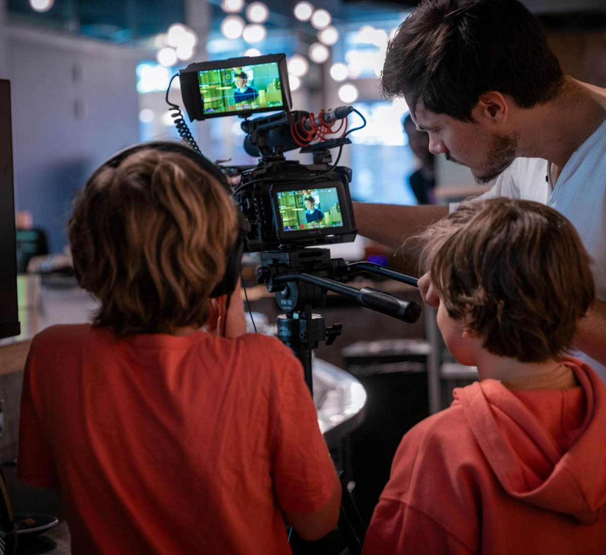 Ganzjahresprogramm Kinder mit professioneller Kamera