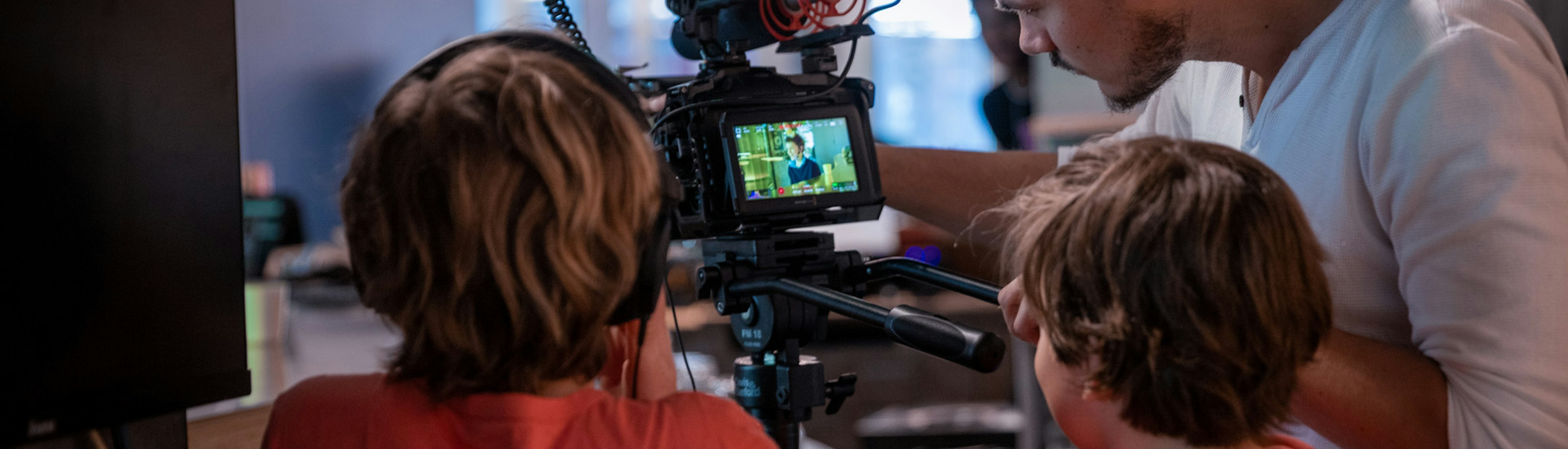 Ganzjahresprogramm Kinder mit professioneller Kamera