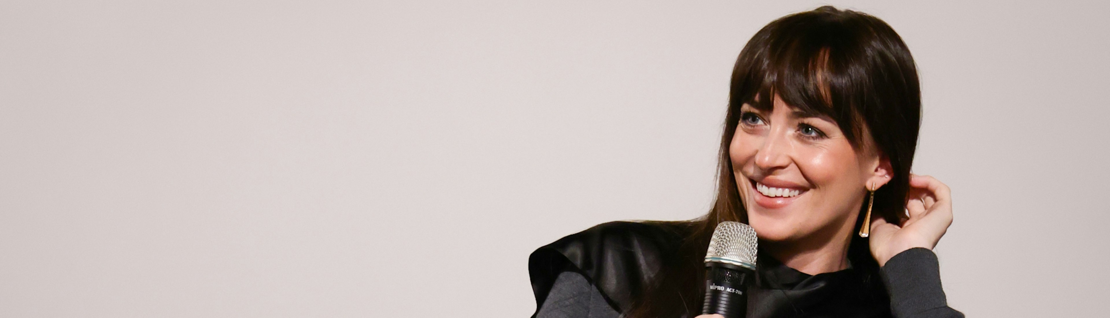 Dakota Johnson Dakota Johnson im Interview auf eine grünen Sessel