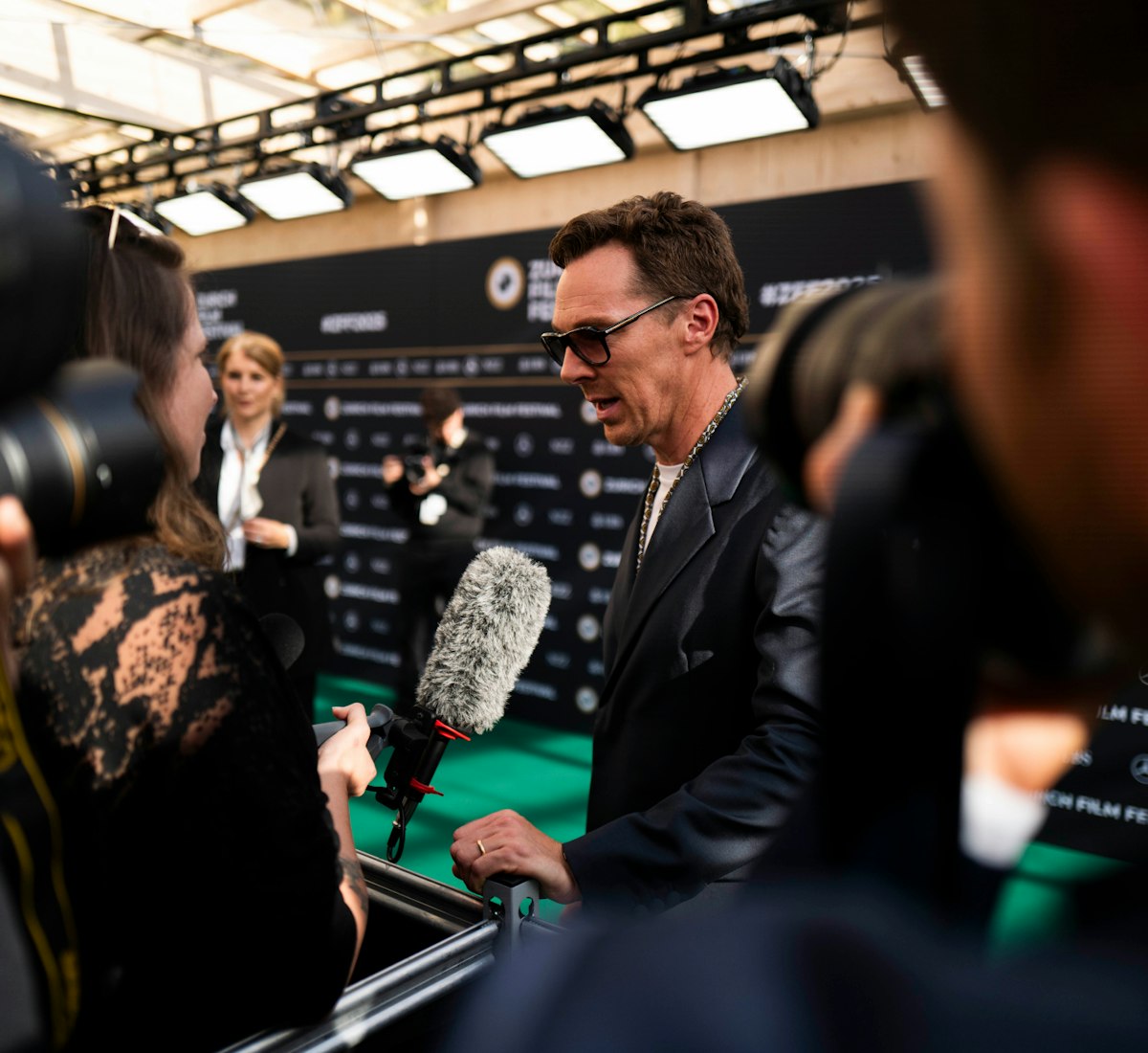 The Thing with Feathers Benedict Cumberbatch gibt Interview am Greencarpet ZFF25