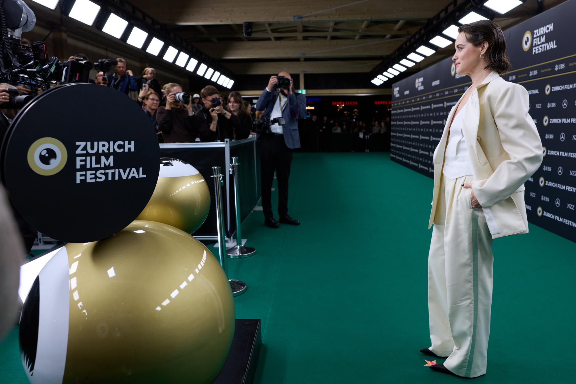 Claire Foy posiert vor den Fotografen auf dem Green Carpet des Zurich Film Festival 2025.