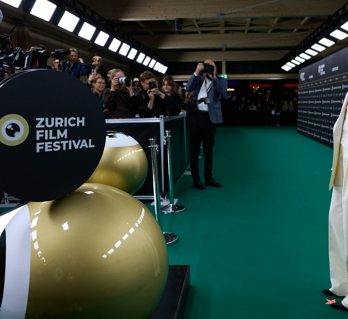 Green Carpet Claire Foy posiert vor den Fotografen auf dem Green Carpet des Zurich Film Festival 2025.