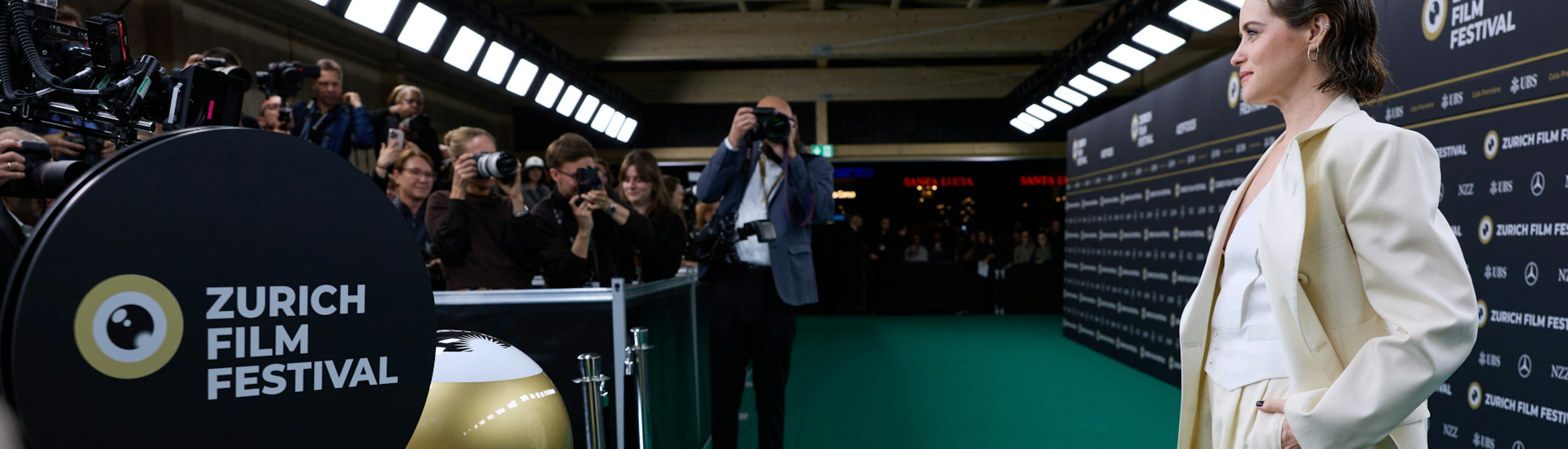 Green Carpet Claire Foy posiert vor den Fotografen auf dem Green Carpet des Zurich Film Festival 2025.