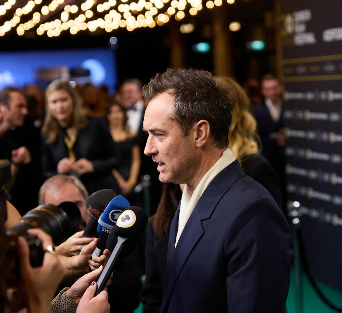 Jude Law auf dem Green Carpet in einem Interview