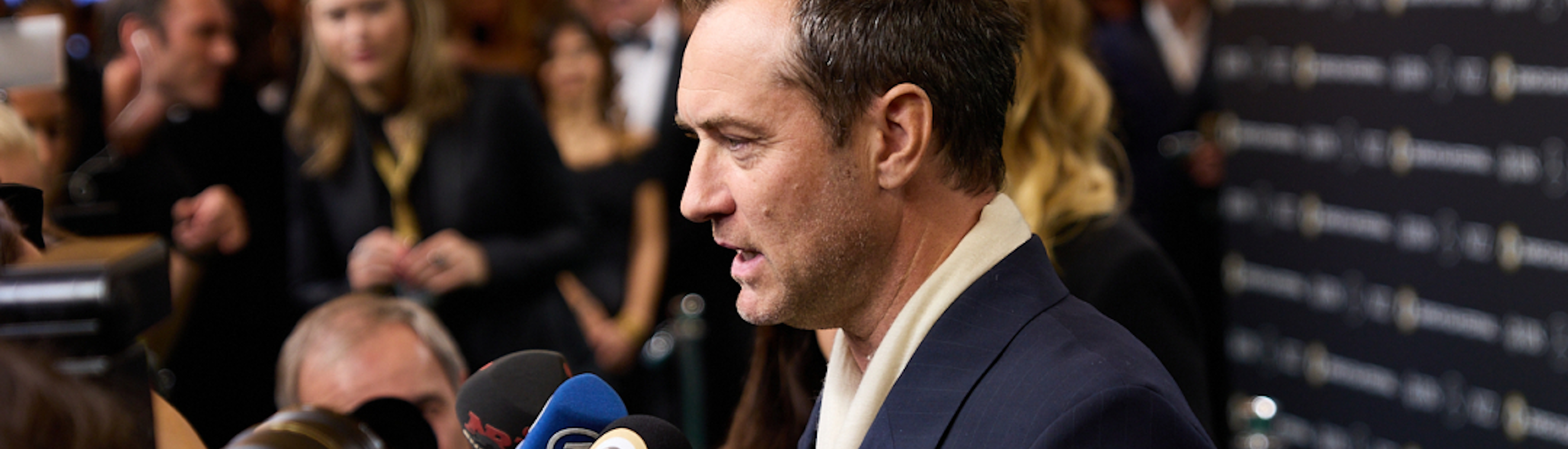 Jude Law auf dem Green Carpet in einem Interview