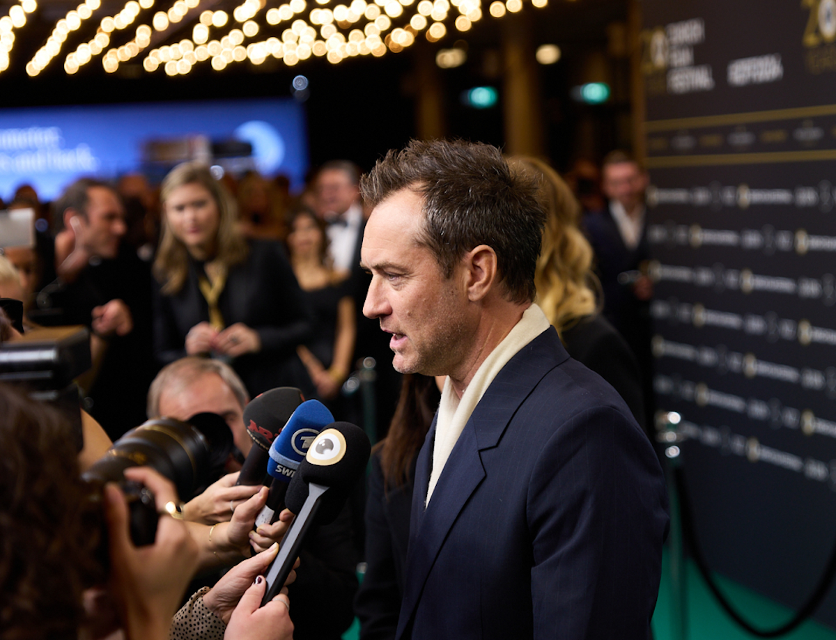 Jude Law auf dem Green Carpet in einem Interview