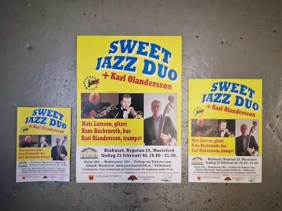 affischer i olika storlekar på sweet jazz duo