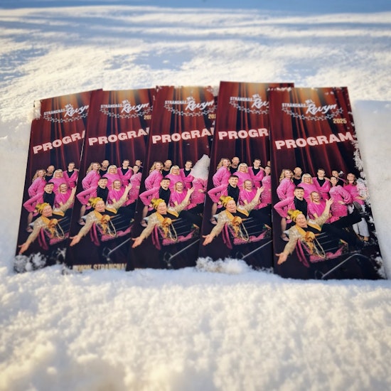 fem programblad som ligger i snön