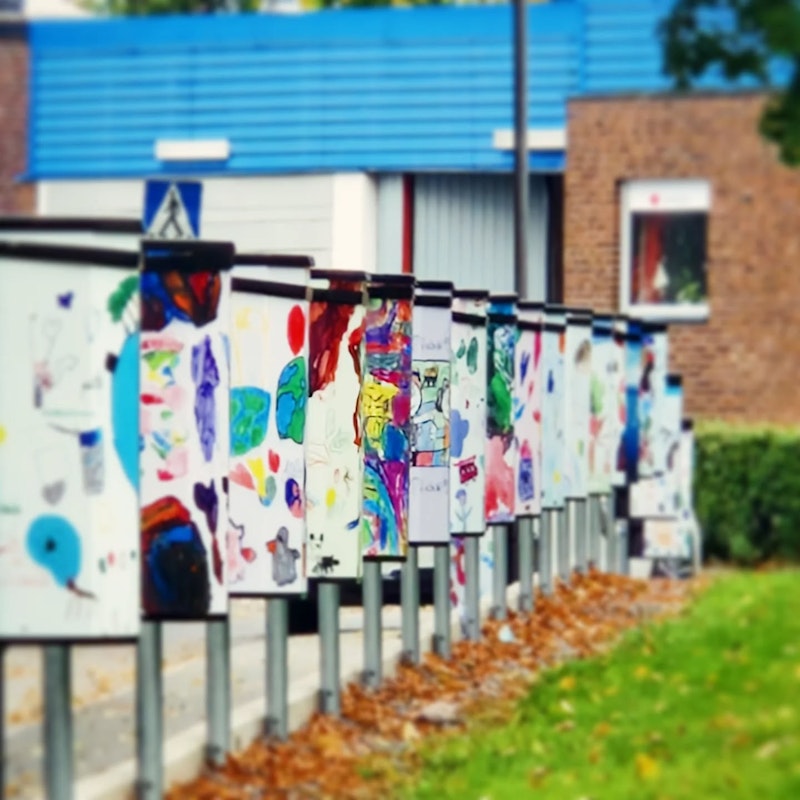 färgglatt tryck på tiotal papperskorgar