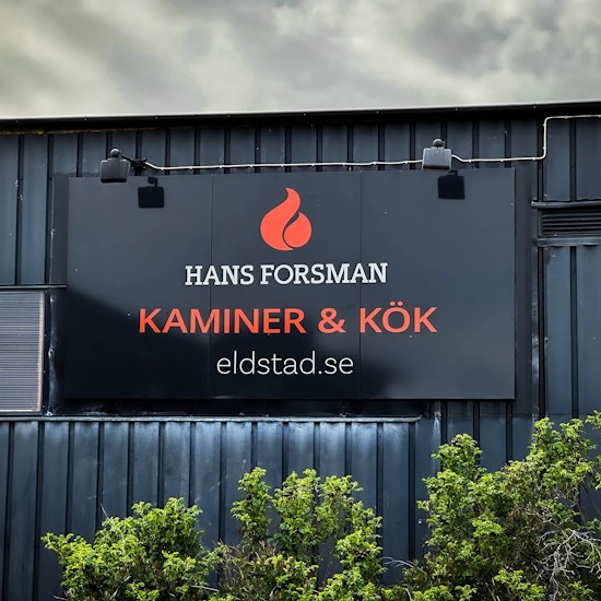 skylt som visar vart Hans Forsmans lager och butik ligger