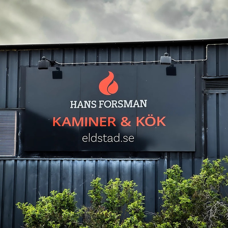 skylt som visar vart Hans Forsmans lager och butik ligger