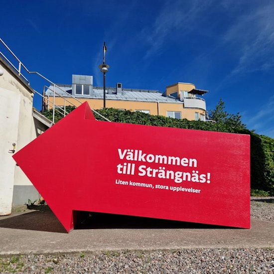 Välkommen till strängnäs står skrivet på en stor pil