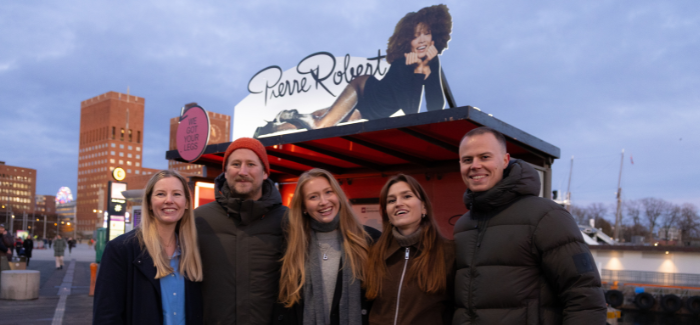 Glad gjeng på Aker Brygge. Fra venstre Martine Bømark, Markedsdirektør Pierre Robert, Håkon Vierdal, Head of Media Strategy WPP Media, Bentine Helene Sletten Øberg, Brand Manager & Foto Koordinator Pierre Robert, Birthe Rekkedal Art Director WPP Media, Henrik Ericsson Christoffersen, Senior Content Strategist WPP Media.