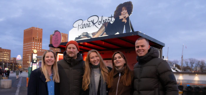 Glad gjeng på Aker Brygge. Fra venstre Martine Bømark, Markedsdirektør Pierre Robert, Håkon Vierdal, Head of Media Strategy WPP Media, Bentine Helene Sletten Øberg, Brand Manager & Foto Koordinator Pierre Robert, Birthe Rekkedal Art Director WPP Media, Henrik Ericsson Christoffersen, Senior Content Strategist WPP Media.