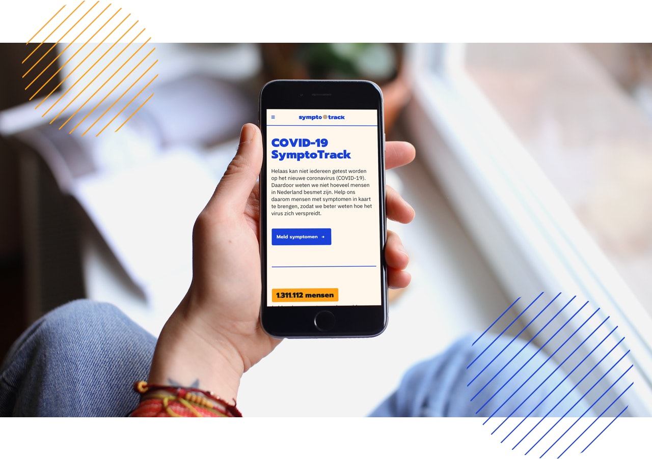 Beeld van een telefoon in de hand. Telefoon toont de home pagina van de COVID-19 Symptotrack.