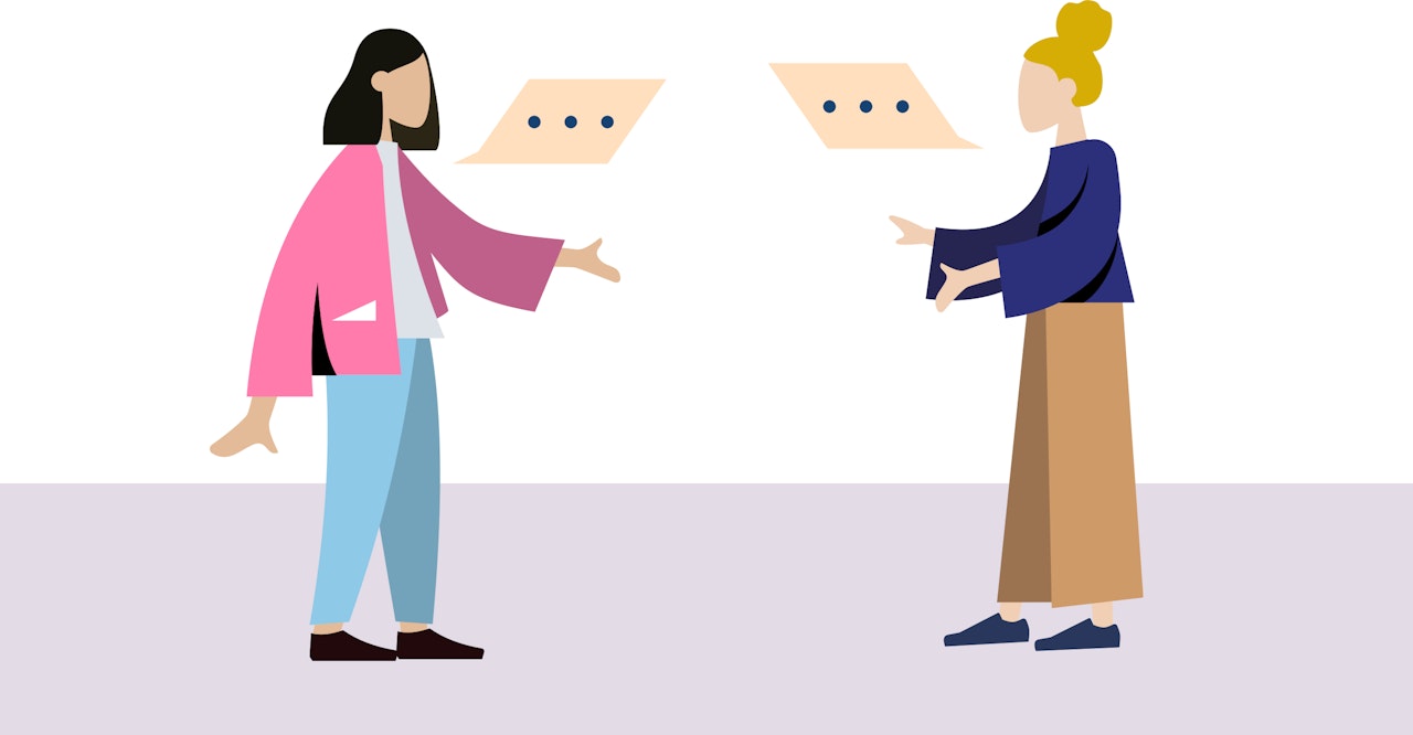 Twee personen staan tegenover elkaar en zijn in gesprek.