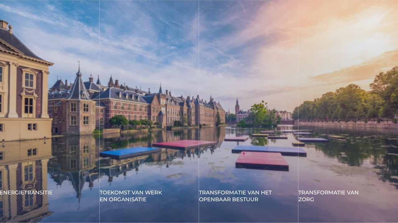Afbeelding van de Hofvijver en het Binnenhof in Den Haag. In het water drijven rode en blauwe platen.