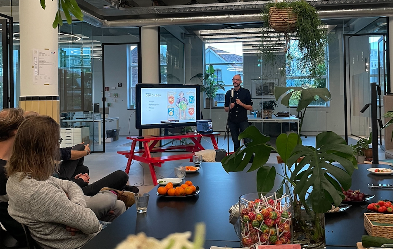 Timo presenteert over development gildes