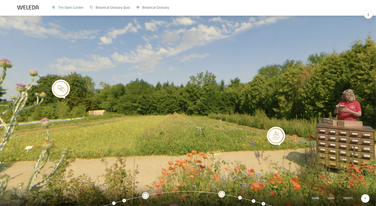 Tuin met gras en bloemen. Op de afbeelding zijn twee icoontjes geanimeerd waar op geklikt kan worden voor meer informatie.