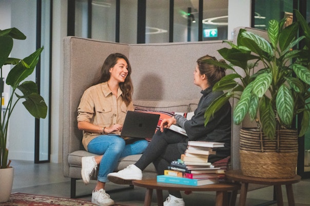 twee collega's in gesprek op een bank