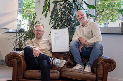 Foto van Bas en Floris die het certificaat omhoog houden