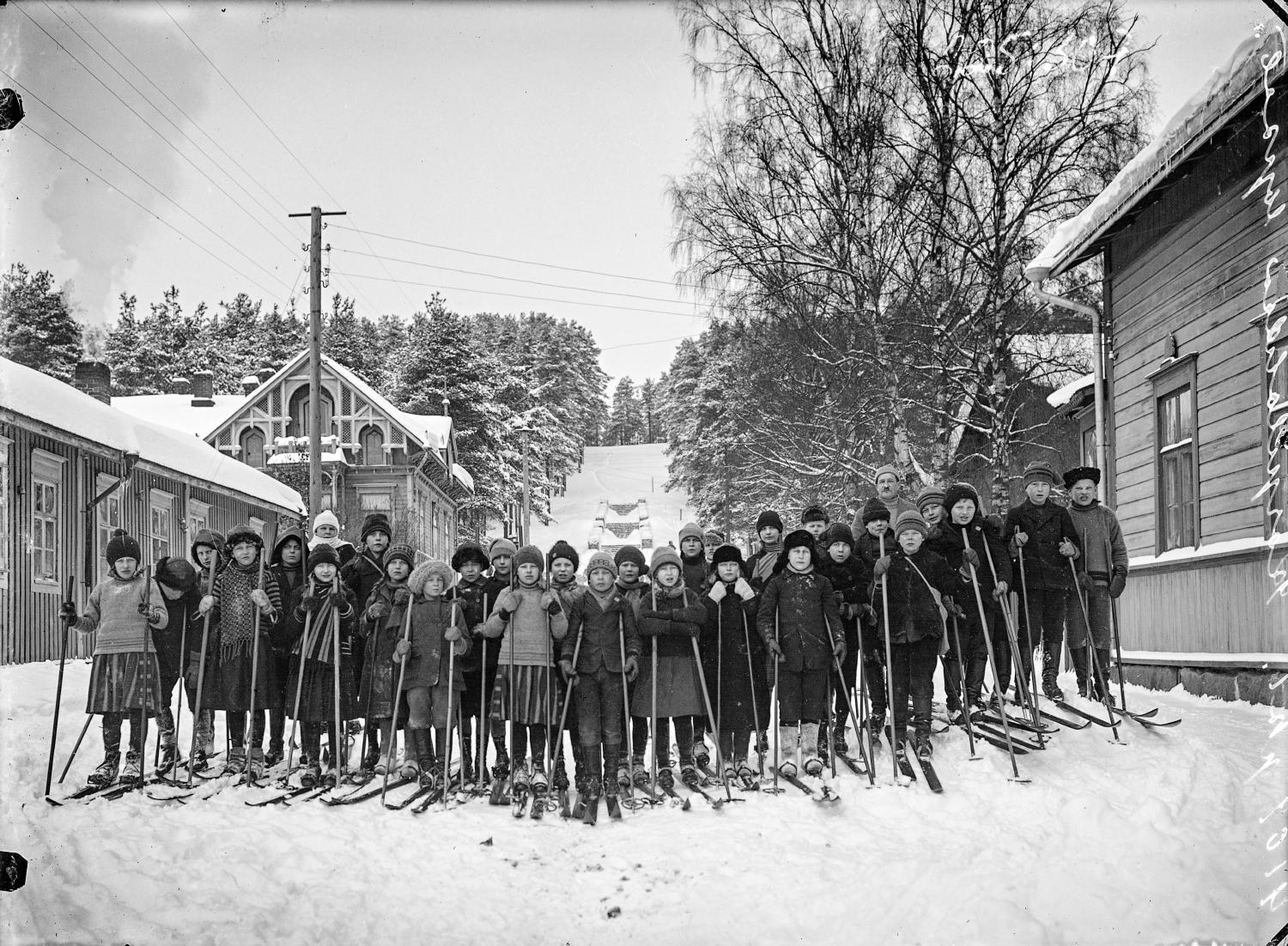 Oppilaita suksilla Jyväskylän harjun Neron portaiden edessä 1924-1925