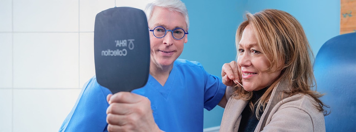 doctor showing a patient her results in a hand mirror
