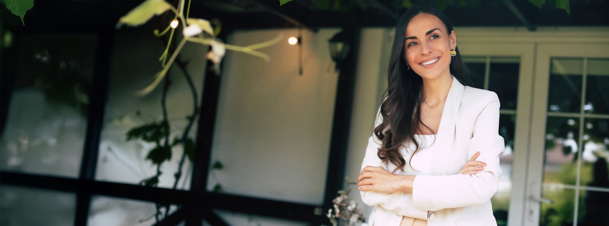 woman crossing her arms