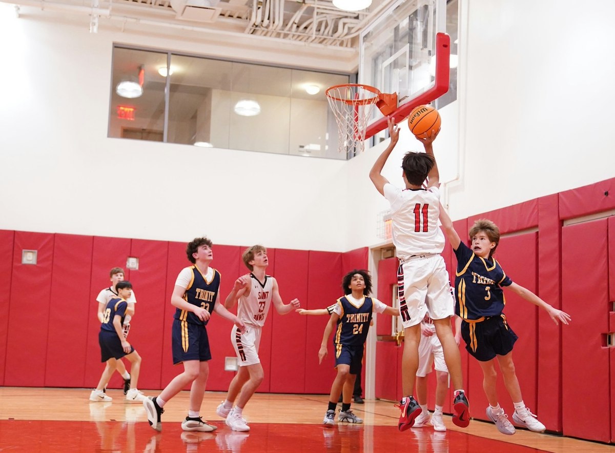 Red Basketball Continues Undefeated Run into 2026 with Victory over Trinity