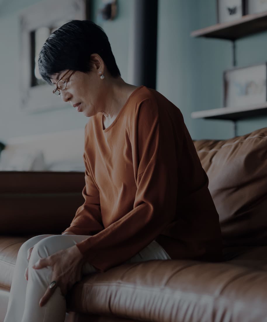 Woman with pain in her knee