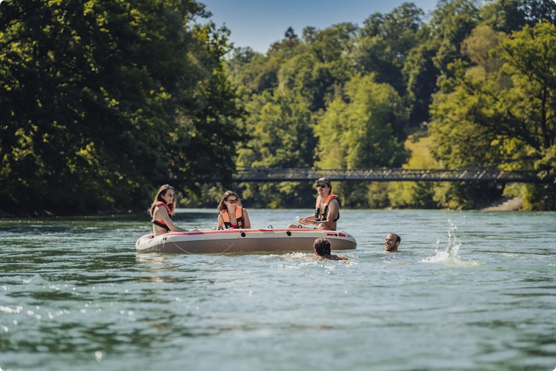 Ein Symbolbild für schwimmen und böötlen auf der Aare.
