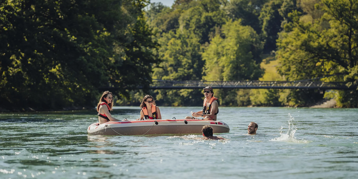 Ein Symbolbild für schwimmen und böötlen auf der Aare.