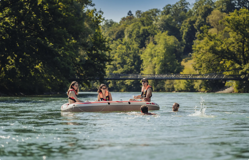 Ein Symbolbild für schwimmen und böötlen auf der Aare.