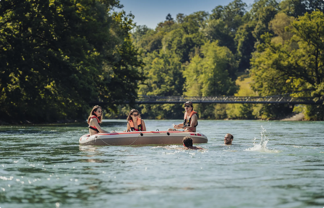 Ein Symbolbild für schwimmen und böötlen auf der Aare.