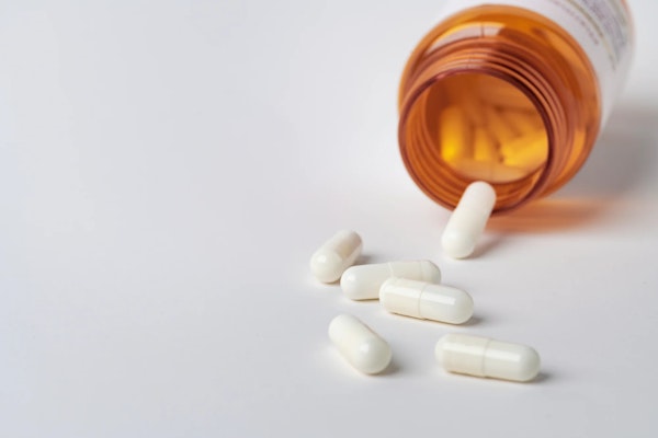 Itraconazol: Como tomar, para que serve e efeitos