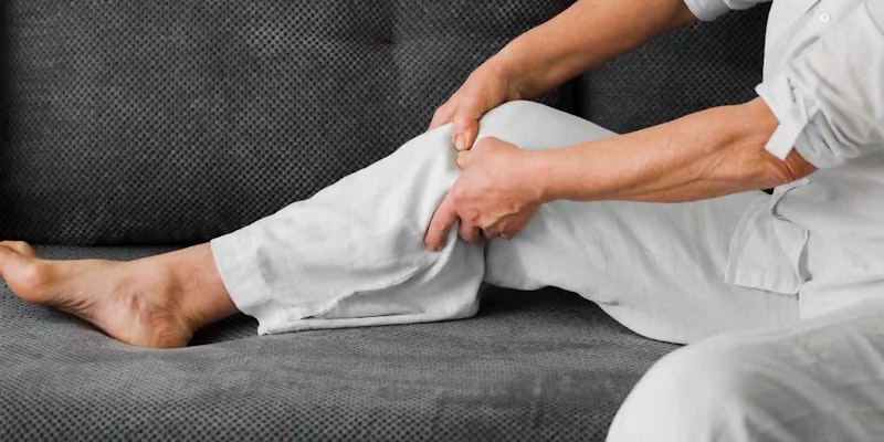 Dores nas pernas de madrugada: entenda os motivos e o que fazer
