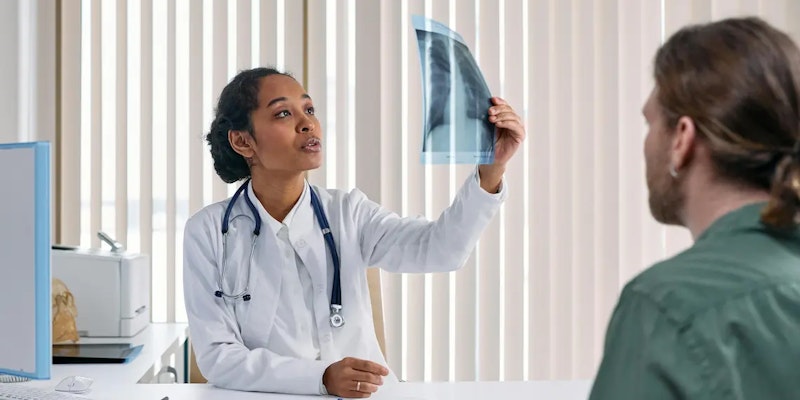 Como identificar e tratar sintomas de pneumonia silenciosa?