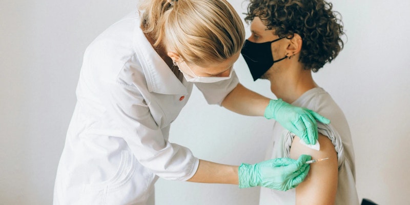 Entenda os sinais dos sintomas de hepatite e quando buscar ajuda