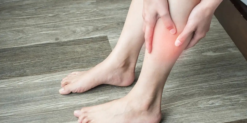 Imagem de uma pessoa com as mãos na perna.